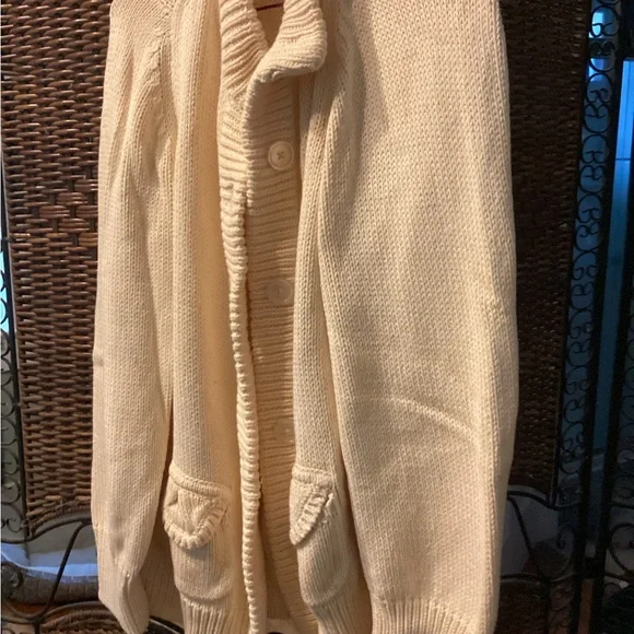 Beautiful sweater with fitted back, sculpted pockets. - Picture 6 of 7